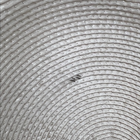 Elegant Cream Fascinator with Bow and Netting - Picture 11 of 12